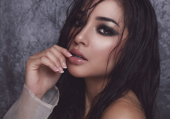 Nikita Willy Foto Dengan Rambut Basah dan Baju Melorot, Eh Kok Malah Disebut Mirip Artis Panas Ini Sih?