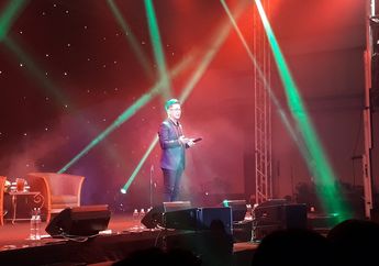 Delon Tampil Di Konser Boyzlife dan Bagi-bagi CD Album Solonya