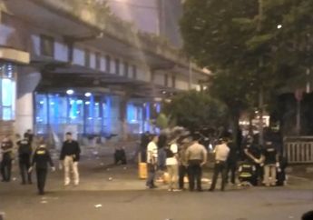 Panik Ledakan Bom, Ibu Ini Nekat Melompat dari Halte Bus Transjakarta