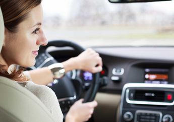 7 cara berkendara aman untuk wanita ketika musim hujan