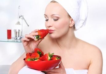 Nggak Nyangka! Si Buah Merah Ini Punya Manfaat Tersembunyi Untuk Menangkal Penuaan Dini 