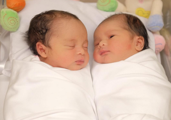 Ada yang Tahu Bayi Kembar Ini Lahir dari Pasangan Seleb Siapa?