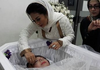 Krisdayanti Pasangkan Bulu Mata Palsu Untuk Jenazah Yana Zein