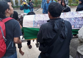 Jenazah Yana Zein Saat Dibawa Ke Masjid Baiturrahman Untuk Disholatkan