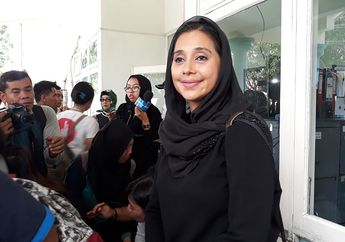 Ayu Azhari Ikut Mandikan Jenazah Yana Zein