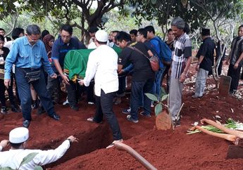 Video Lengkap Saat Wartawan Bantu Antar Jenazah Yana Zein Hingga Ke Liang Lahat