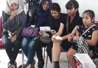 Saksikan Proses Pemakaman, Kedua Anak Yana Zein Lakukan Ini!