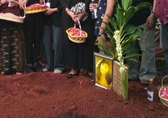 Kisah Pemesanan Tanah Makam Yana Zein dan Batu Nisan Tulisan Ayu Azhari yang Mendadak!