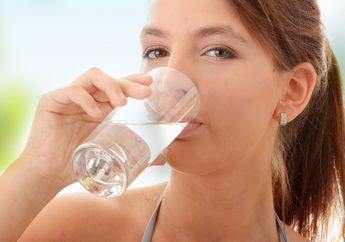 Masih Malas Minum Air Putih? Ini 10 Masalah yang Akan Terjadi Kalau Kamu Kekurangan Cairan 