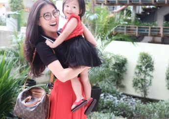 Sarwedah Lakukan Acroyoga, Alia Pun Ikutan, Kompak Banget! 