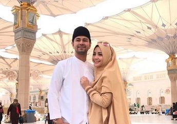 4 Foto Mesra Raffi Ahmad Nagita Slavina Saat Umrah di Tanah Suci 