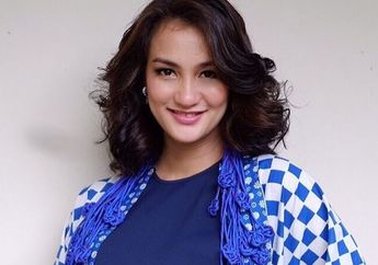 Ini Alasan Atiqah Hasiholan Tidak Menindik Telinga Anak Perempuannya
