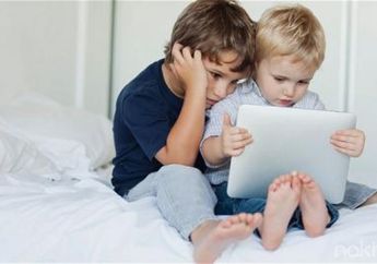 Membiarkan Anak Main Smartphones Dapat Merusak Kesehatan Tulang Belakang Anak