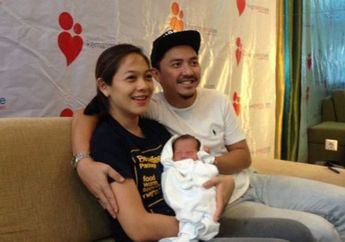 Lucu Banget, Begini Gaya Baby Pasangan Omesh dan Dian Ayu