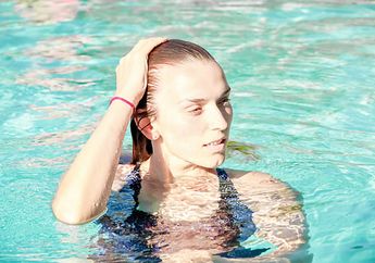 Berenang Sehabis Melahirkan Memang Baik, Tapi Waspadai Ini 5 Hal Ini