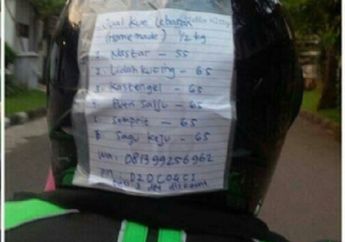 Pengojek Online Ini Tempel Kertas di Belakang Helm, Yuuk Monggo di Order Home Made