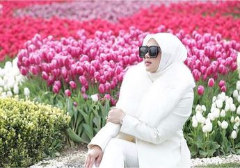 4 Artis ini Berfoto Dikelilingi Bunga Lili, Hasilnya Lebih Kece Mana?