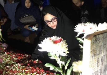 Meskipun Sudah Malam, Dewi Perssik Lakukan Hal Ini di Makam Jupe, Lihat Videonya