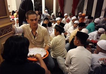 Video Tahlilan 3 Hari Kepergian Jupe, Bertrand Antolin Terlihat Bagikan Minuman!