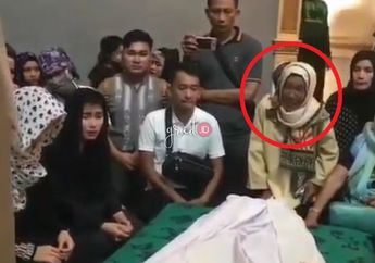 Penampakan Wanita Berkerudung Kuning di Hadapan Jenazah Jupe Ini Bikin Penasaran?