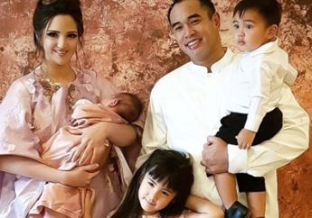 Foto Keluarga Nia Ramadhani, Netizen : Suami Pakai Baju Koko, Nia Kok Lupa Pakai Celana?