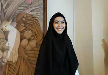 Pesan Hijrah dalam 10 Koleksi Hijab Fashion Parade Oki Setiana Dewi Mencerahkan Muslimah!