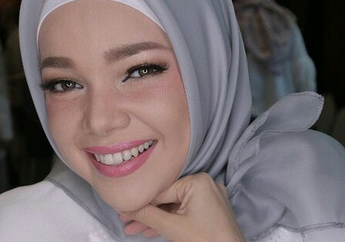 Simple Hijab Ala Dewi Sandra, Makin Cantik dan Segar 