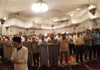  Pria Ini Menolak dibantu dan Tetap Semangat Lakukan Sholat Tarawih, Meski Kondisi Tubuhnya Seperti Ini