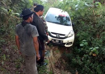 Misterius, MPV Putih Ini Terperosok di Tengah Hutan Bojonegoro Tanpa Ada Pemiliknya