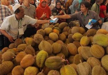 Agar Pembeli Nggak Kesusahan, Pedagang Durian Rela Lakukan Ini dan Gratis