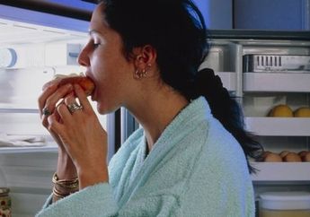  3 Alasan Kenapa Kamu Tidak Boleh Minum Sambil Makan Secara Bersamaan, Ini Penjelasannya