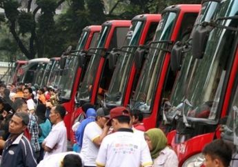 Tak Jaim, Pasangan Selebritas Ini Mudik Naik Bus