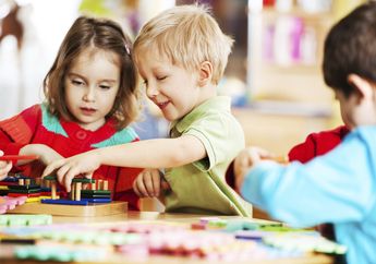 5 Cara Kenalkan Anak pada Lingkungan Sosial, Penting Untuk Orang Tua