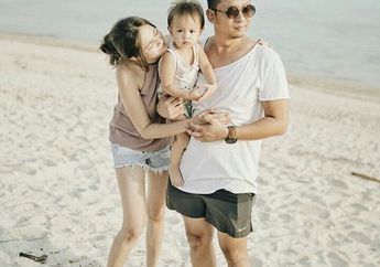 Wow, Ringgo Mengantar Anak dan Istri Untuk Imunisasi. Ayah Idaman Banget, Ya!