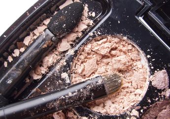 Ini Cara Mudah Perbaiki Eyeshadow Hancur dan Lipstik Patah
