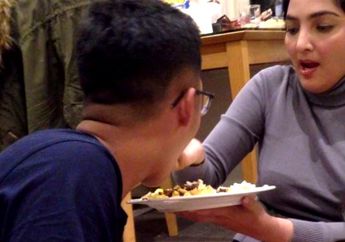 Ibu Tiri Teladan, Begini Hangatnya Ashanty Suapin Aurel, Azriel, Arsy