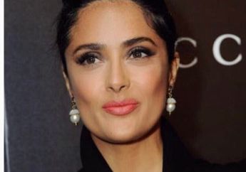Mau Dipijit, Salma Hayek Malah Didatangi Pria Telanjang Bulat