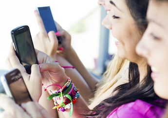 Waspadai Sosial Media Bagi Remaja, Ini Efek Positif dan Negatifnya