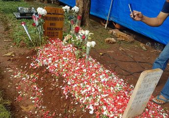 Besok Ultah Almarhumah Jupe, Makamnya Hari Ini Udah Rame!