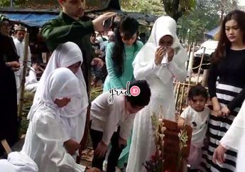 Hari Kelahiran Jupe, Sri Wulansih Menangis dan Peluk Nisan Julia Perez Simak Videonya