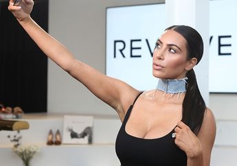 Cewek-cewek Ini Lakukan Hal Nyeleneh pada Payudaranya, Salah Satunya Dikasih Tato! 