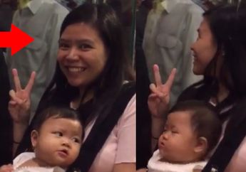 Ibu ini Girang Banget Bisa Selfie Sama Pria di Balik Kaca, Ternyata Orang 'Istimewa'