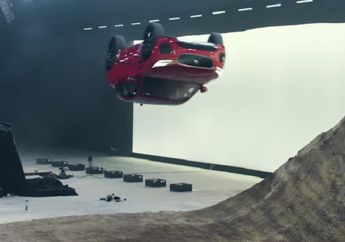 Mobil Dibuat Terbang Mah Biasa, Video Ini Ada Jaguar E-Pace Terbang dan Mendaratnya Ngeri Banget