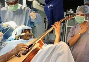 Wow, Musisi Ini Bermain Gitar Padahal Sedang Jalani Operasi Otaknya
