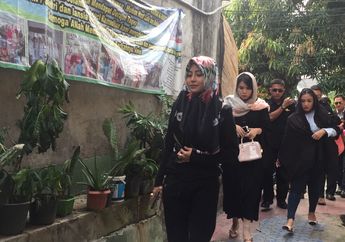 Awkarin Menghadiri Pengajian Untuk Oka Mahendra Namun dengan Pengawalan Ketat... Salut!