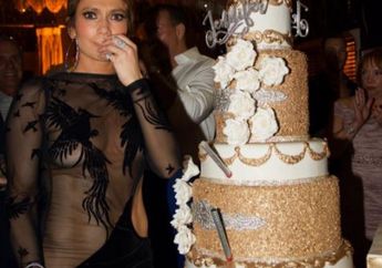 Jennifer Lopez Ulang Tahun ke 48 dengan Kostum Yang? Hmmm.... 