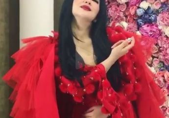 Mau Tau Gaya Syahrini Saat Pakai Parfume, Begini Nih Caranya!