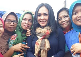Datangi Korban Banjir, Yuni Shara Langsung Diserbu Warga
