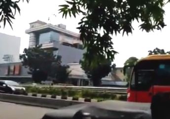 Parah, Mobil Ini Mundur Digiring Busway di Salemba, Akibat Serobot Jalur Contra Flow 