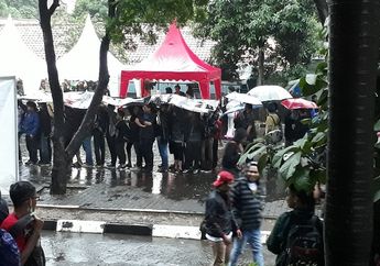 Konser JKT48 Diguyur Hujan Deras! Semangat Wota Enggak Surut Tuh!